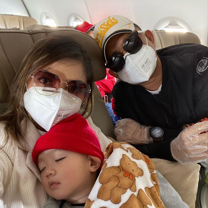 Bella dan Daniel mengenakan masker, kacamata dan sarung tangan plastik selama di perjalanan. Saat di pesawat pun tempat duduk hingga seatbealt dibersihkan pakai alkohol. (Foto: Instagram @bellashofie_rigan)