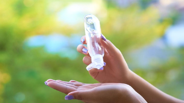 Kandungan alkohol yang terdapat dalam hand sanitizer cukup berbahaya lho Bun jika tidak berhati-hati menggunakannya. Yuk simak penjelasannya sebagai berikut!