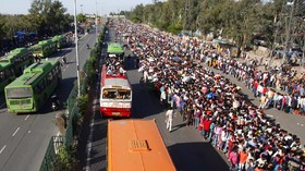 FOTO: India Lockdown, Buruh Mudik Jalan Kaki