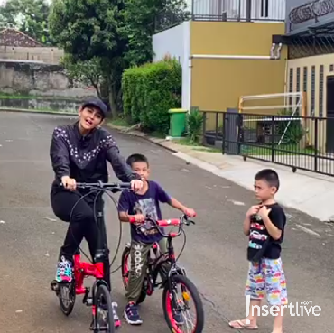 Isolasi Diri, Juliana Moechtar Habiskan Waktu Bersama Anak