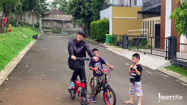 img-title Isolasi Diri, Juliana Moechtar Habiskan Waktu Bersama Anak