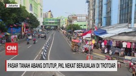 VIDEO: Tanah Abang Ditutup, PKL Nekat Berjualan di Trotoar