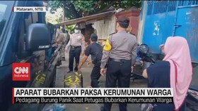 VIDEO: Aparat Bubarkan Paksa Kerumunan Warga
