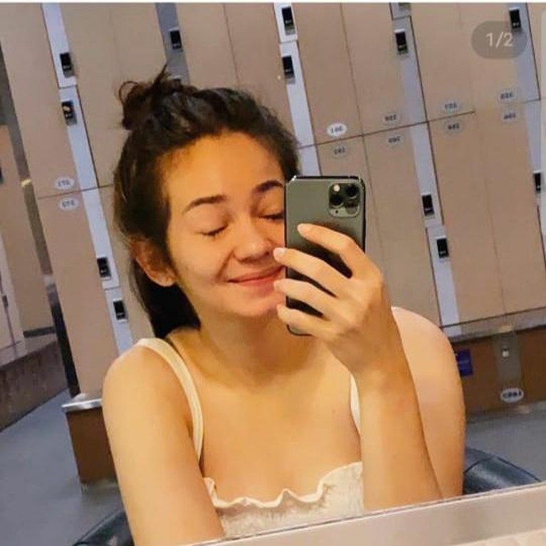 7 Selebriti yang Tak Malu Sebar Foto Aib di Media Sosial Mulai dari Rossa hingga Afgan Syahreza mengunggah foto aib mereka yang dianggap memalukan di Instagram untuk melakukan Until Tomorrow Challange.