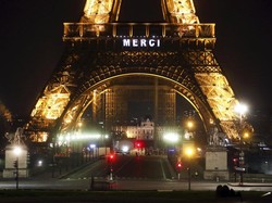 Ketika Menara Eiffel Tebarkan Dukungan kepada Pekerja Medis