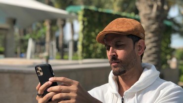 Virus Corona Bikin Aktor Bollywood Hrithik Roshan & Eks Istri 'Bersatu' Kembali