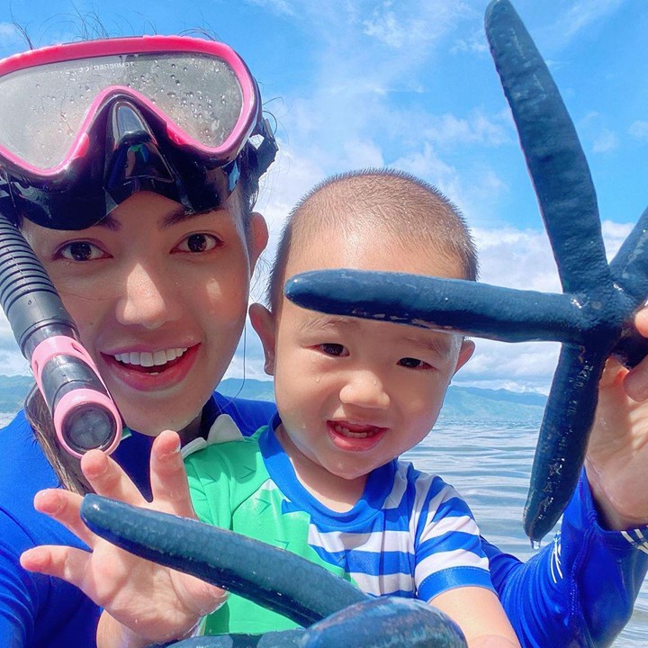 Bersama Danillo, anak semata wayangnya bermain dengan bintang laut. Pantainya pun sepi, Bun, jadi bisa menikmati pantai dengan leluasa bak pulau pribadi nih. (Foto: Instagram @bellashofie_rigan)