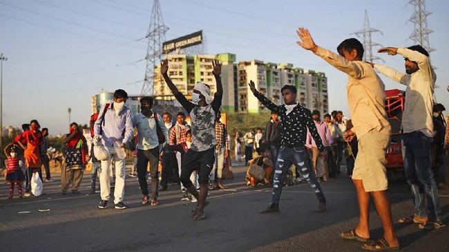 India memperpanjang kebijakan lockdown hingga 30 April di tiga negara bagian untuk menekan penyebaran virus corona.