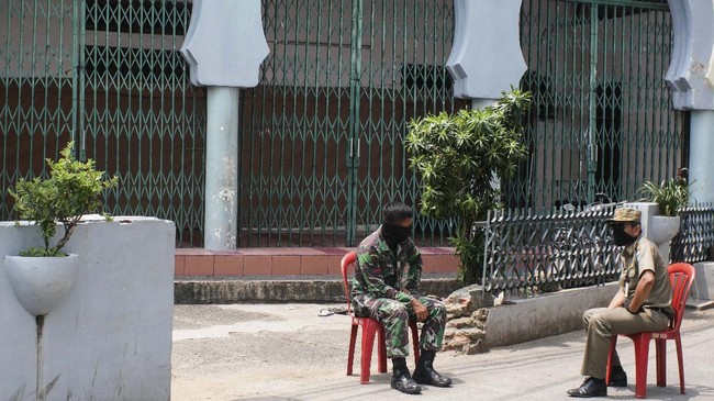 Pemkot Bogor memperketat akses keluar masuk warga serta melakukan pengawasan kepada non-warga lokal yang berada di wilayah Kota Bogor selama wabah corona.