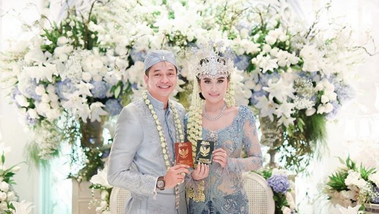 Adly Fairuz mengunggah foto pernikahannya dengan Angbeen Rishi. Tapi hal itu malah membuat netizen bingung. Sebab, Adly menulis captio dengan mertua kesayangan.