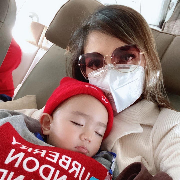 <div>Mereka meninggalkan Jakarta dan memilih untuk tinggal di sebuah pulau di Ambon. Untuk meminimalisir bahaya, mereka memilih pesawat paling pagi lho, Bun. Berangkat jam 03.30 pagi agar tak banyak penumpang. (Foto: Instagram @bellashofie_rigan) </div>