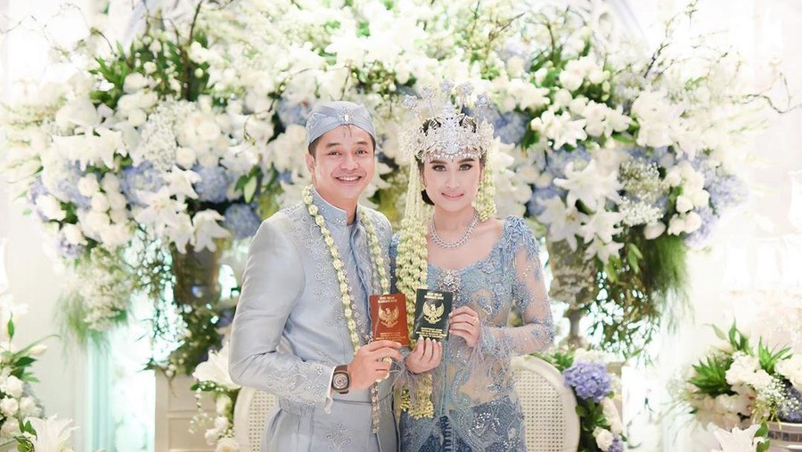 Angbeen Rishi membagikan foto-foto pernikahannya dengan Adly Fairuz di akun Instagram pribadinya.