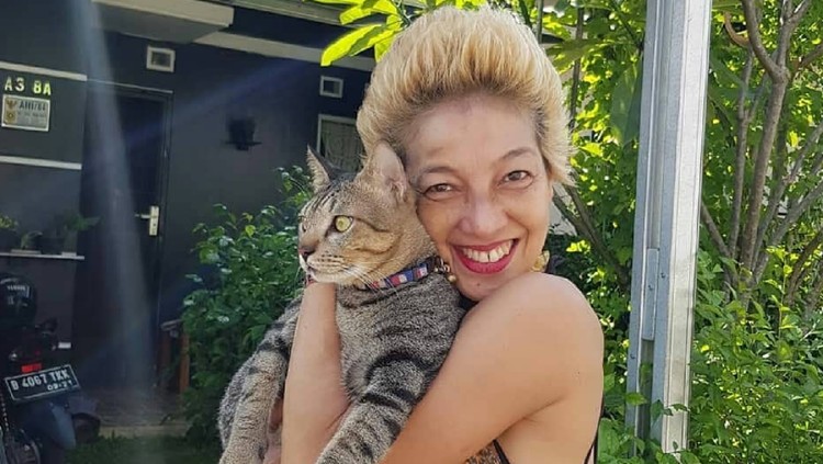 Vicky Burki memiliki kebiasaan harian yang tak biasa. Dia minum urinenya sendiri setiap pagi dan mengklaim jadi jarang sakit. Bagaimana faktanya menurut medis?