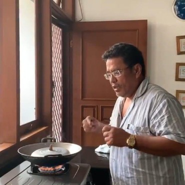 Hotman Paris Masak di Dapur, Kompor dan Panci Bikin Salah Fokus