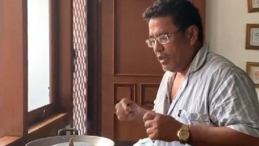 Karantina diri di rumah, Hotman Paris buat netizen salah fokus saat masak di dapur.