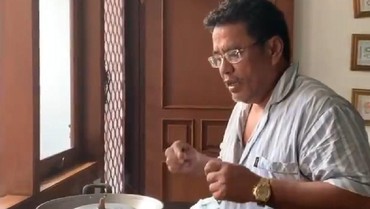 img-title Hotman Paris Masak di Dapur, Kompor dan Panci Bikin Salah Fokus