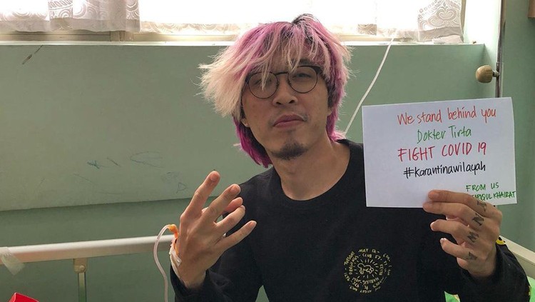 Relawan covid-19, dr. Tirta dirawat karena mengalami gejala corona. Begini kondisi sang dokter muda yang dirawat di rumah sakit itu.