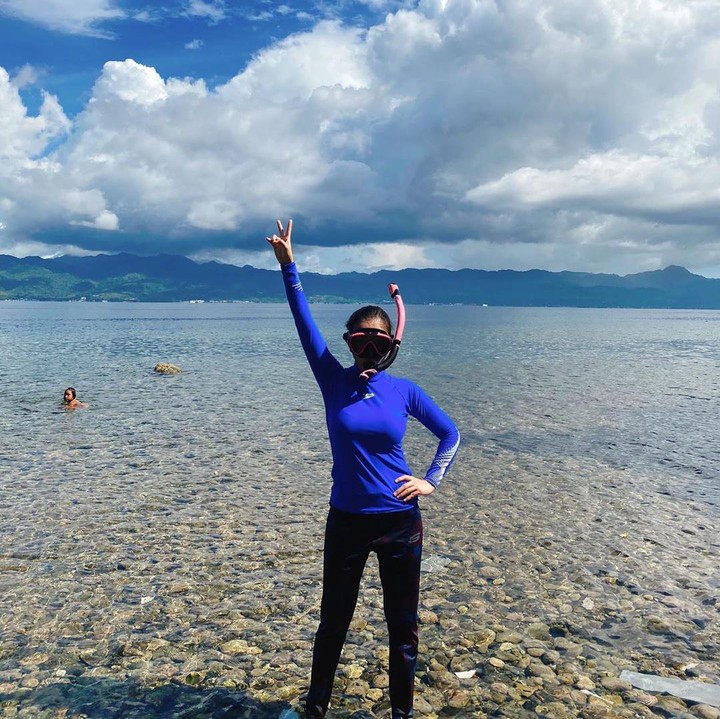 Bella membagikan kegiatannya selama <em>social distancing</em> di pulau tersebut. Pagi dan sore dihabiskan untuk main di pantai di belakang rumah katanya, Bun. (Foto: Instagram @bellashofie_rigan)