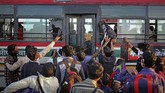 FOTO: India Lockdown, Buruh Mudik Jalan Kaki Ribuan buruh migran mudik dengan berjalan kaki pada Sabtu (28/3) demi menghindari kondisi lockdown di New Delhi, India.
