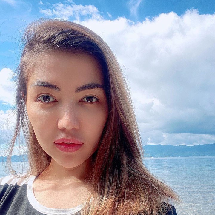 Meski hanya main di pantai, penampilan tetap harus on point nih. Bella tetap terlihat cantik kan, meski menjalani <em>social distancing</em> di tempat yang terpencil dan tak banyak orang. (Foto: Instagram @bellashofie_rigan)