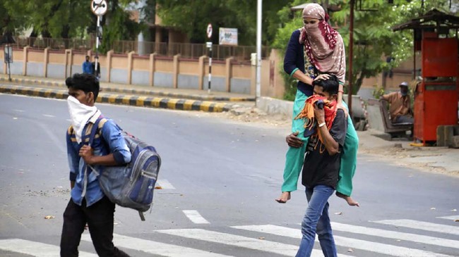 Aksi petugas di Uttar Pradesh, India, yang menyemprotkan disinfektan di jalan kepada para perantau yang pulang kampung dikritik.