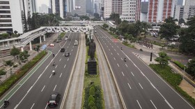Pria Panjat Tiang Penunjuk Arah di Jalan Sudirman