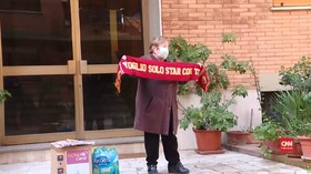 VIDEO: AS Roma Kirimkan Paket Spesial untuk Fan Lansia