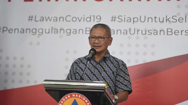 PERKEMBANGAN TERKINI KASUS COVID-19 Juru bicara pemerintah untuk penanganan COVID-19 Achmad Yurianto memberikan keterangan terkait perkembangan kasus COVID-19 dalam konferensi pers di Jakarta, Sabtu (28/3/2020). Achmad Yurianto menyatakan, hingga pukul 12.00, jumlah pasien positif COVID-19 di Indonesia telah mencapai 1.155 kasus, sementara kasus kematian mencapai 102 orang dan pasien yang telah dinyatakan sembuh sebanyak 59 orang. ANTARA FOTO/Akbar Nugroho Gumay/hp.