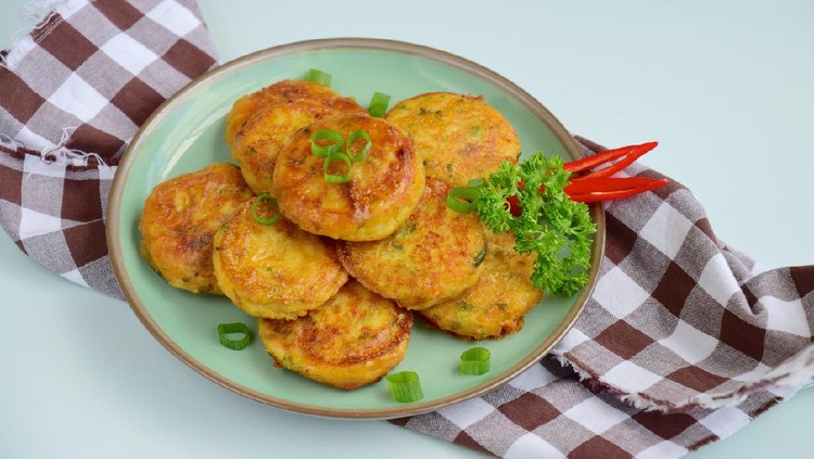 Perkedel, Indonesian fried patties made from mashed potato, minced beef and spices garnish with parsley and cayenne pepper