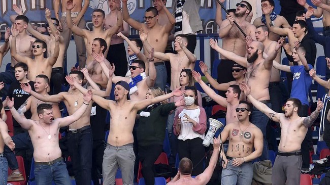 Fans of FC Minsk support their team during the Belarus Championship foolball match between FC Minsk and FC Dinamo-Minsk in Minsk, on March 28, 2020. - In stark contrast to leagues elsewhere on the European continent, the Belarus championship continues. (Photo by Sergei GAPON / AFP)