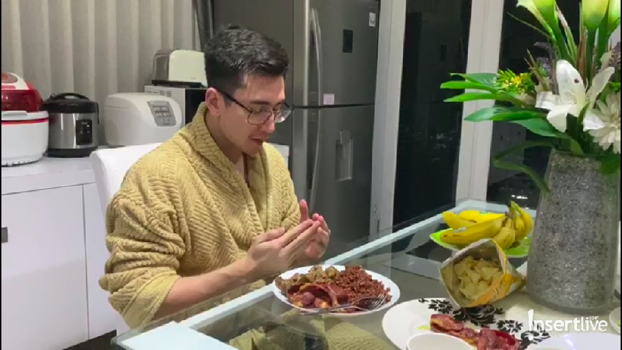 Diam di Rumah Bikin Bosan, Verell Bramasta Main Ping Pong dan Masak Verrell Bramasta berbagi cerita soal kegiatan selama karantina di rumah.