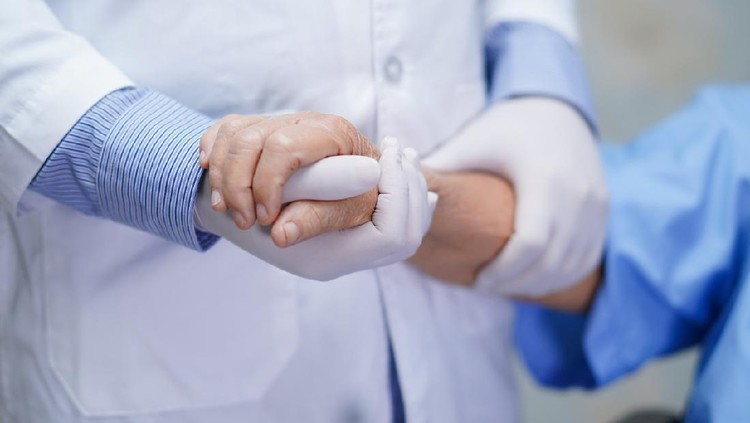 Seorang perawat di Jakarta meninggal dunia setelah terinfeksi virus Corona. Kisah perjuangannya dari dirawat hingga meninggal, diceritakan sang suami.