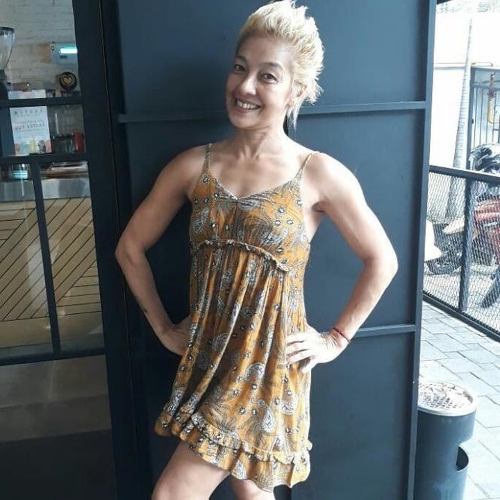 <p>Gimana penampilan Vicky di balik rok kuning seperti ini? (Foto: Instagram/@vickyburkiballet)  </p>