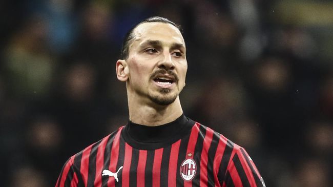 AC Milan's Swedish forward Zlatan Ibrahimovic reacts during the Italian Cup (Coppa Italia) semi-final first leg football match AC Milan vs Juventus Turin on February 13, 2020 at the San Siro stadium in Milan. (Photo by Isabella BONOTTO / AFP)