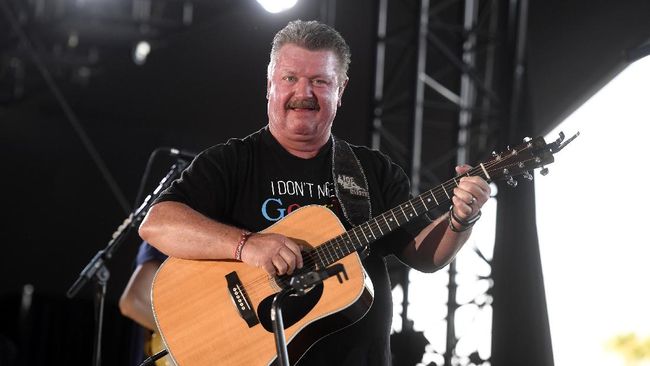 Musisi country kawakan Joe Diffie dikabarkan meninggal dunia di usia 61 tahun, Senin (30/3), karena komplikasi usai terinfeksi virus corona Covid-19.
