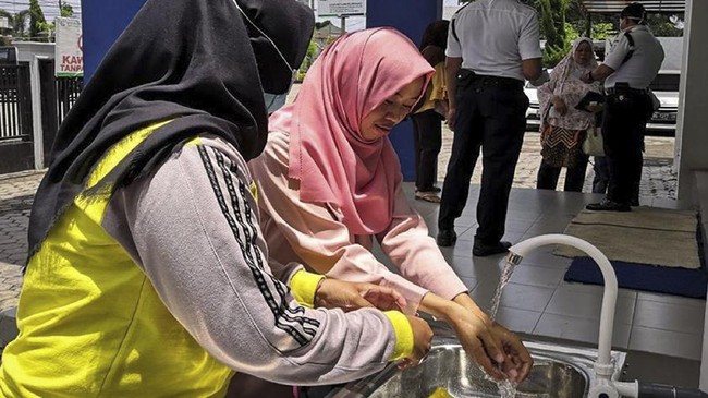 BPJS Kesehatan Lubuklinggau berupaya memerangi corona dengan menyediakan tempat cuci tangan, mengukur suhu tubuh, dan penyemprotan disinfektan di area kantor.