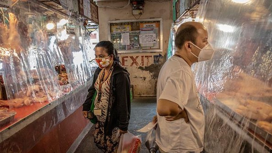 Sebuah pasar tradisonal di Filipina menerapkan pembatas dari plastik transparan untuk menghalau penyebaran virus Corona. Penasaran?