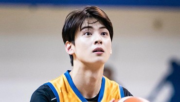 img-title 7 Foto Cha Eun Woo di Lapangan Basket, Makin Tampan saat Berkeringat