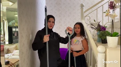 Karantina Diri, Angel Lelga Ajak Anak Bersihkan Rumah Pakai Cuka