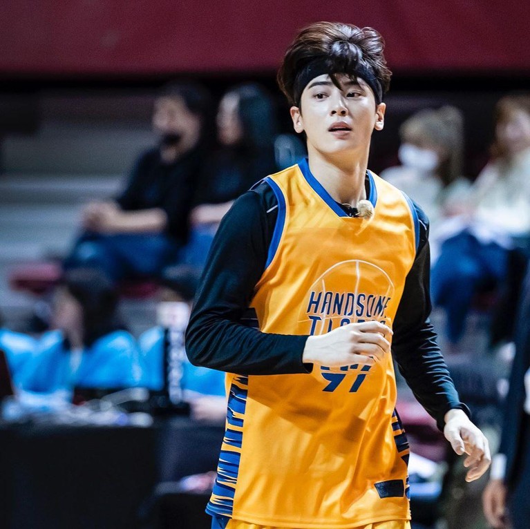 7 Foto Cha Eun Woo di Lapangan Basket, Makin Tampan saat Berkeringat Simak tujuh foto Cha Eun Woo di lapangan basket, yang semakin tampan saat berkeringat.
