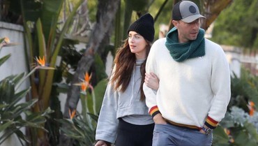 Segera Lepas Status Duda, Chris Martin Siap Nikahi Dakota Johnson