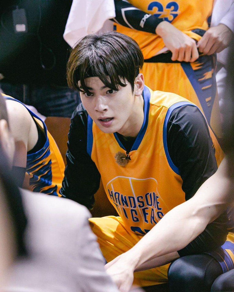 7 Foto Cha Eun Woo di Lapangan Basket, Makin Tampan saat Berkeringat Simak tujuh foto Cha Eun Woo di lapangan basket, yang semakin tampan saat berkeringat.