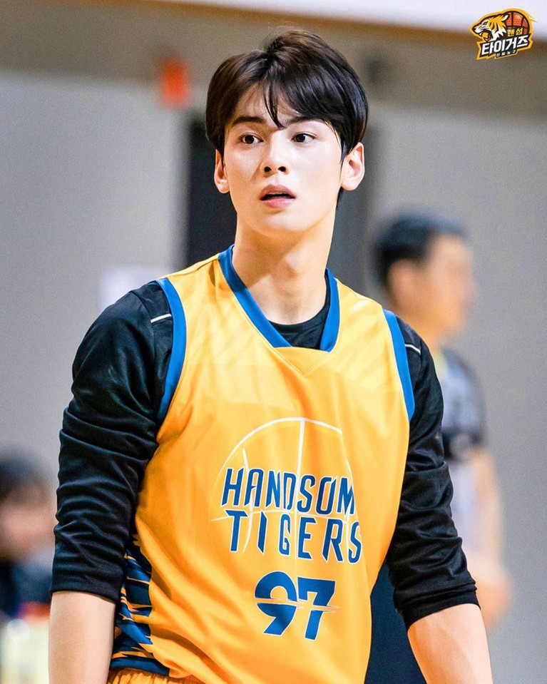 7 Foto Cha Eun Woo di Lapangan Basket, Makin Tampan saat Berkeringat Simak tujuh foto Cha Eun Woo di lapangan basket, yang semakin tampan saat berkeringat.