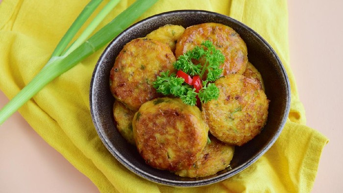 Perkedel, Indonesian fried patties made from mashed potato, minced beef and spices garnish with parsley and cayenne pepper