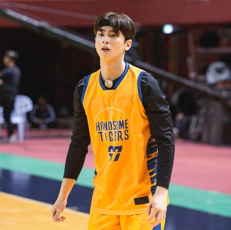 7 Foto Cha Eun Woo Di Lapangan Basket Makin Tampan Saat Berkeringat