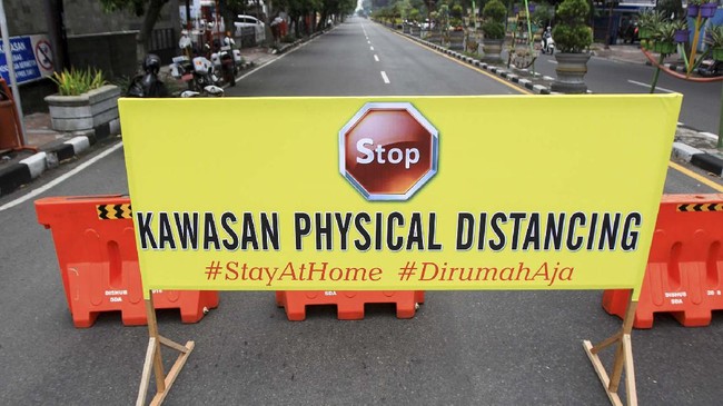 Kota Surabaya dan Depok mencatat perubahan status zonasi virus corona dari merah ke oranye, yang artinya menjadi daerah dengan risiko penularan sedang.