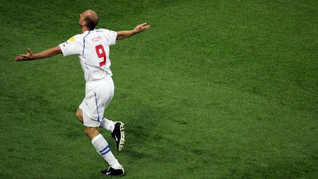 Jan Koller jadi pemain raksasa di dunia sepak bola diberkahi dengan postur tinggi dan besar dan lihai dalam bola-bola udara.
