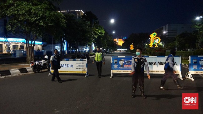 Wali Kota Semarang, Hendrar Prihadi mengkritik kinerja Pemprov DKI yang menurutnya melempar masalah gelombang mudik ke Pemprov dan Pemda asal perantau.