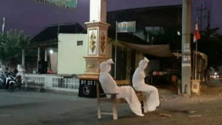 Belakangan ini beredar foto pocong jadi-jadian yang menjaga kampung di Purworejo saat pandemi korona. Foto tersebut sampai viral di media Korea Selatan.
