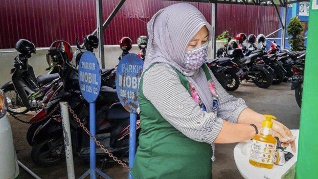 BPJS Kesehatan Tembilahan menempatkan sarana cuci tangan di depan kantor dan mengimbau pegawai untuk menjemur diri dan menjauhi keramaian. 